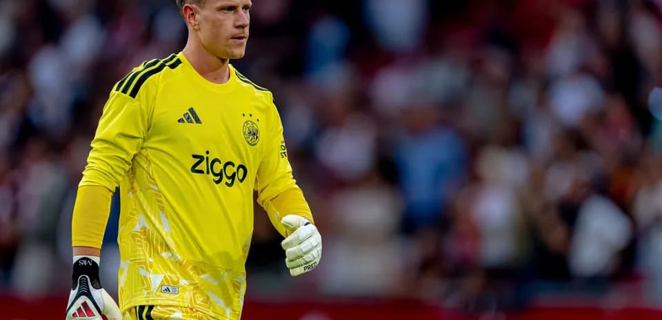 Gardien de but d'Ajax en tenue jaune sur le terrain
