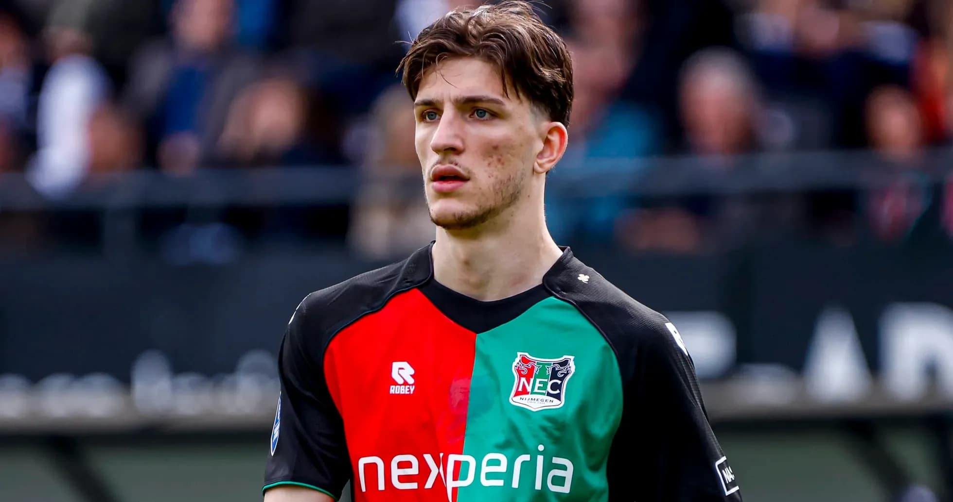 Joueur portant le maillot du NEC Nijmegen sur le terrain