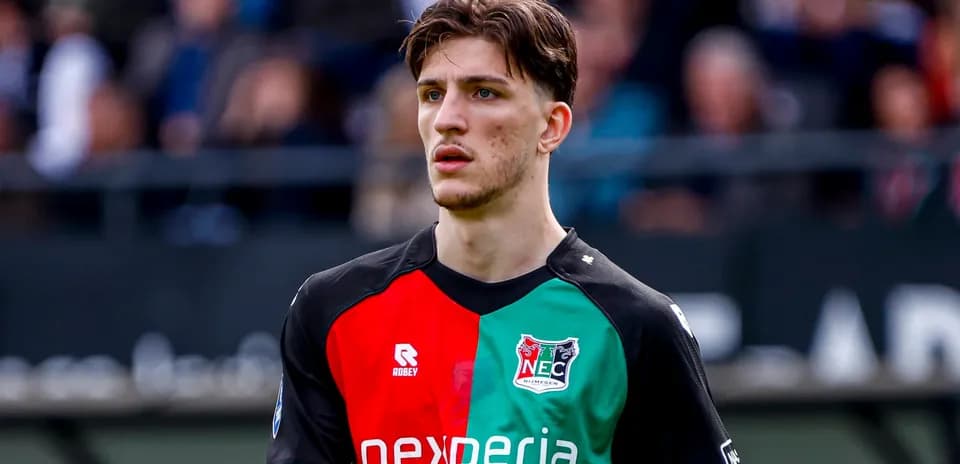 Joueur portant le maillot du NEC Nijmegen sur le terrain