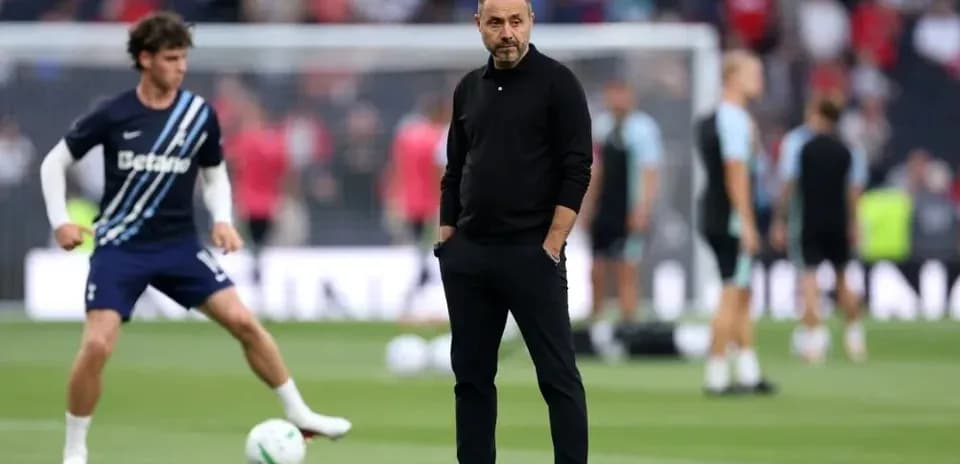 Entraîneur observant l'échauffement des joueurs avant le match