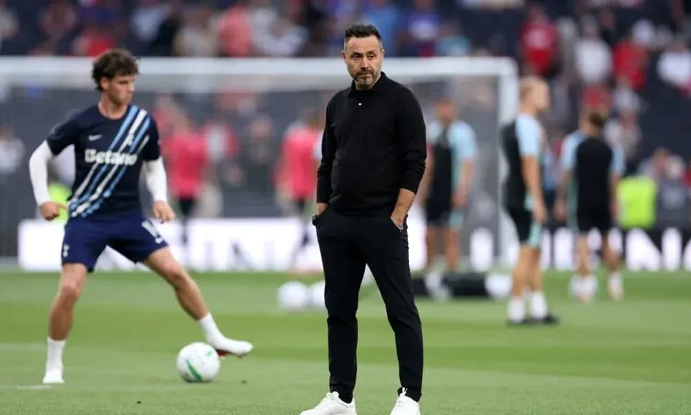 Entraîneur observant l'échauffement des joueurs avant le match