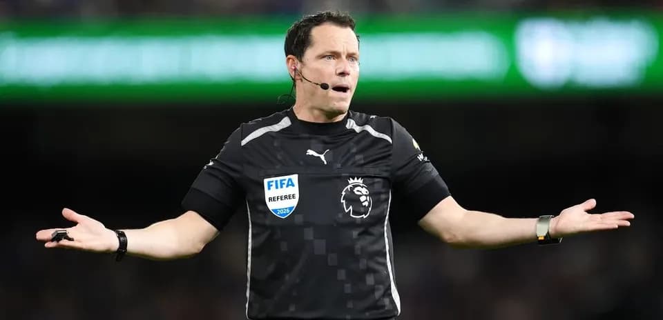 Arbitre discutant avec les joueurs pendant le match