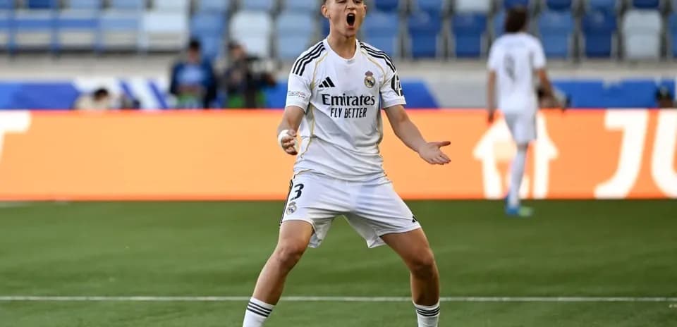 Joueur de Real Madrid célébrant un but sur le terrain