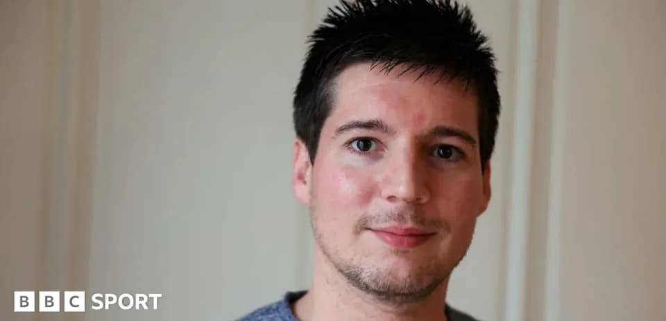 Homme souriant avec des cheveux courts et foncés