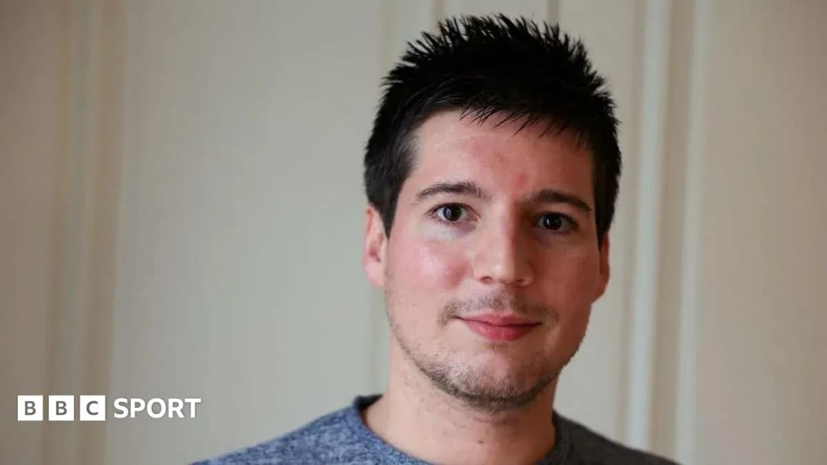 Homme souriant avec des cheveux courts et foncés