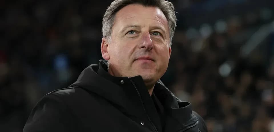 Entraîneur observant le match depuis le bord du terrain