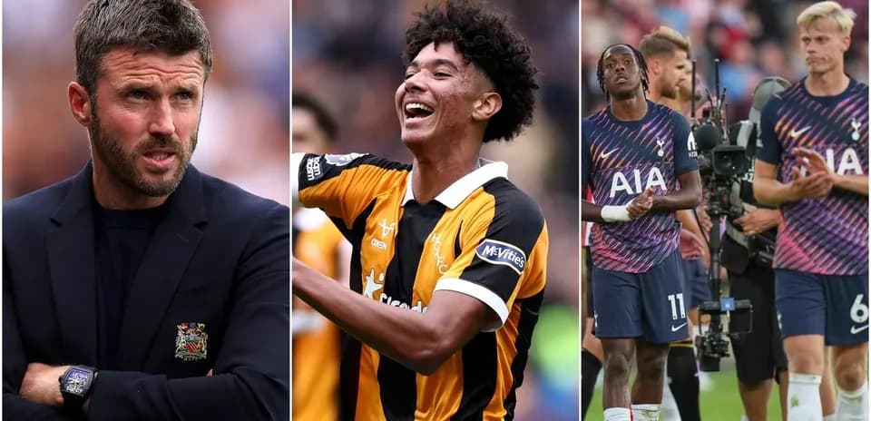 Entraîneur et joueurs de football sur le terrain