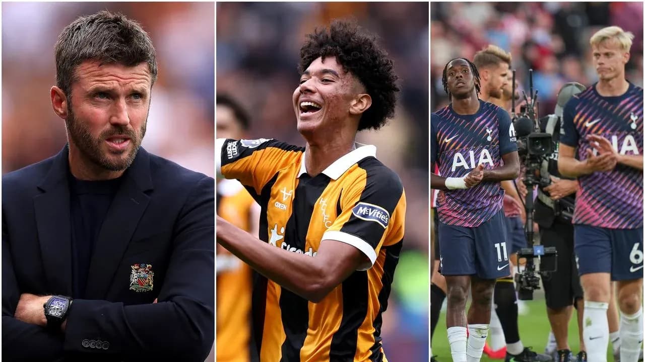 Entraîneur et joueurs de football sur le terrain