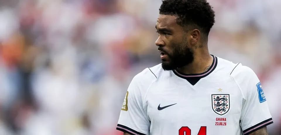 Joueur en tenue de l'équipe d'Angleterre sur le terrain