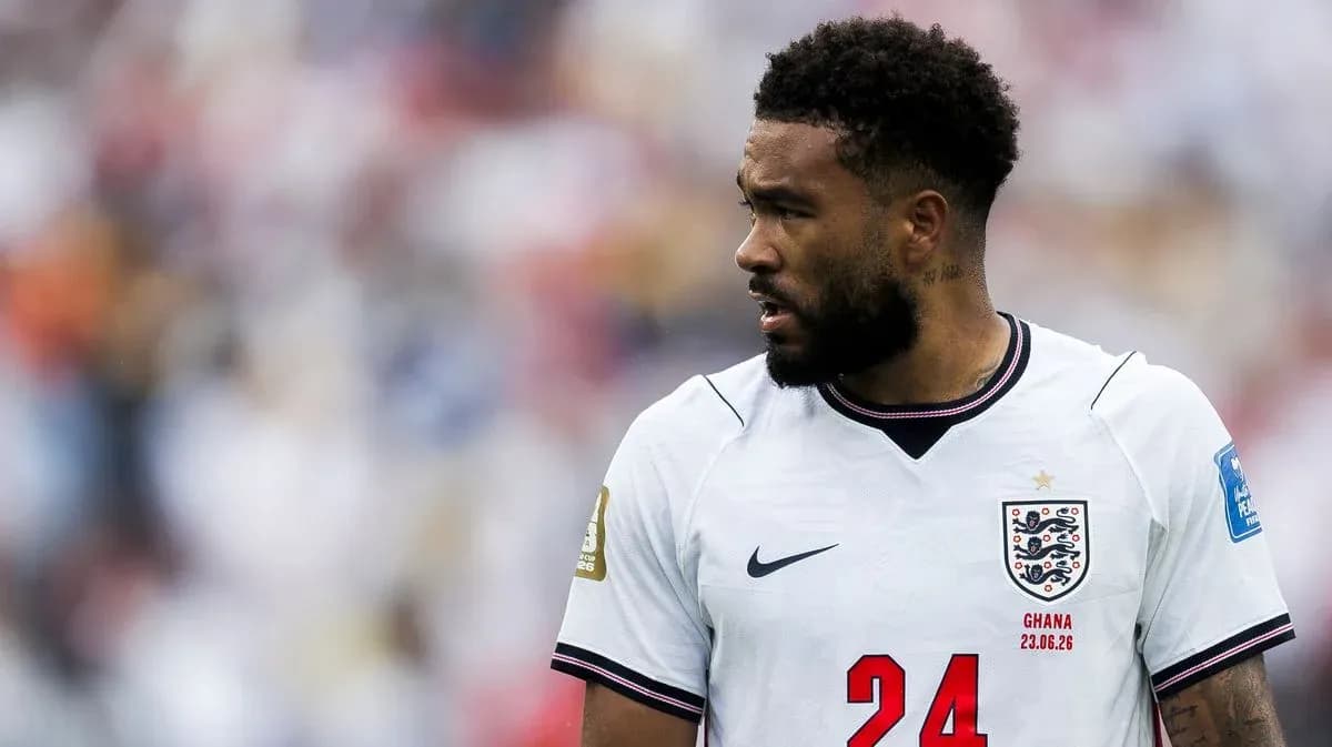 Joueur en tenue de l'équipe d'Angleterre sur le terrain