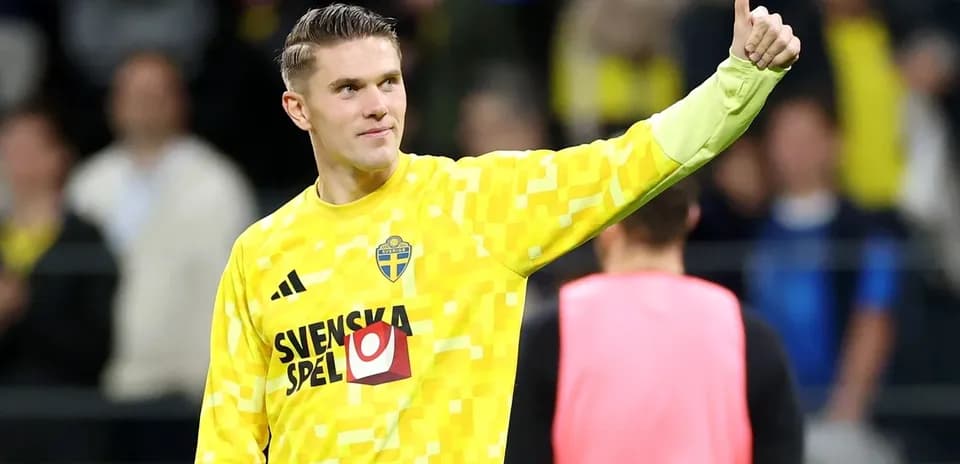 Gardien de but suédois saluant les supporters