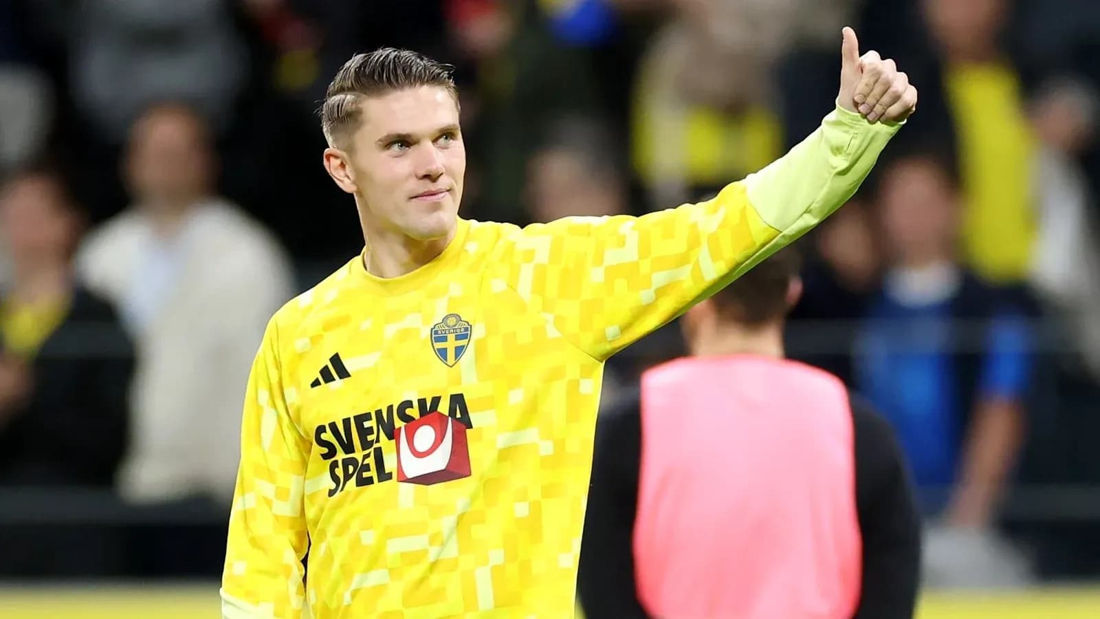 Gardien de but suédois saluant les supporters