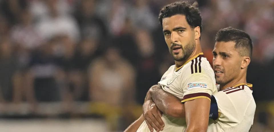 Deux joueurs célébrant un moment sur le terrain