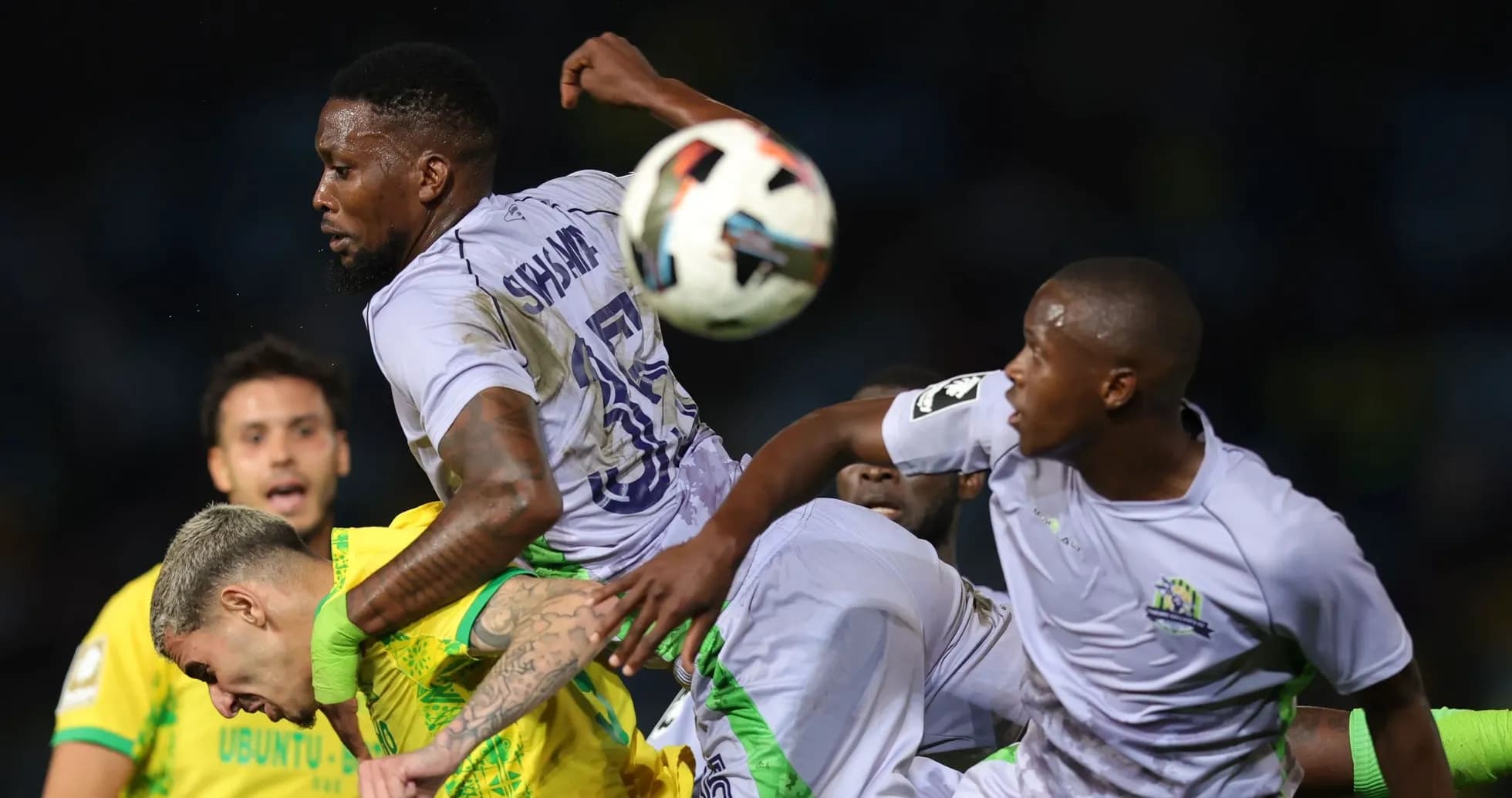 Joueurs en duel aérien lors d'un match de football