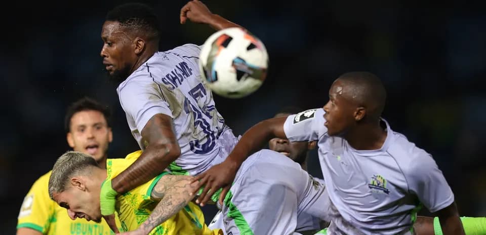 Joueurs en duel aérien lors d'un match de football