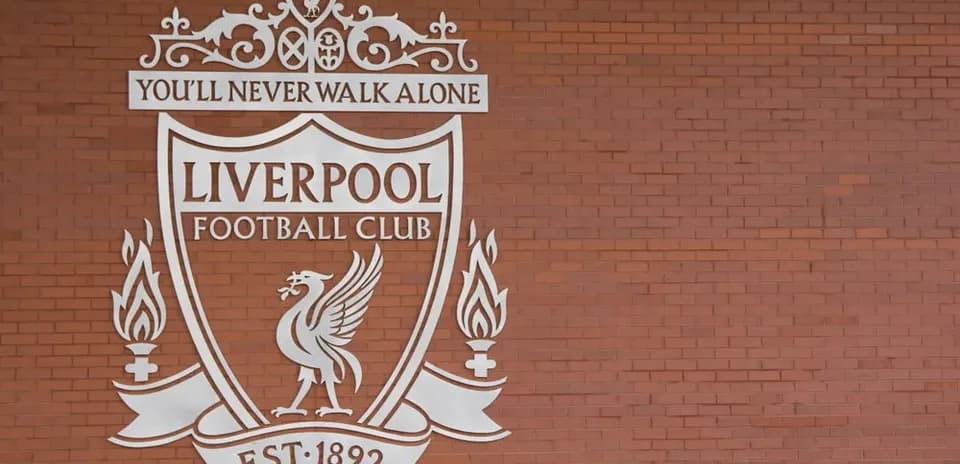 Logo de Liverpool FC sur un mur en brique