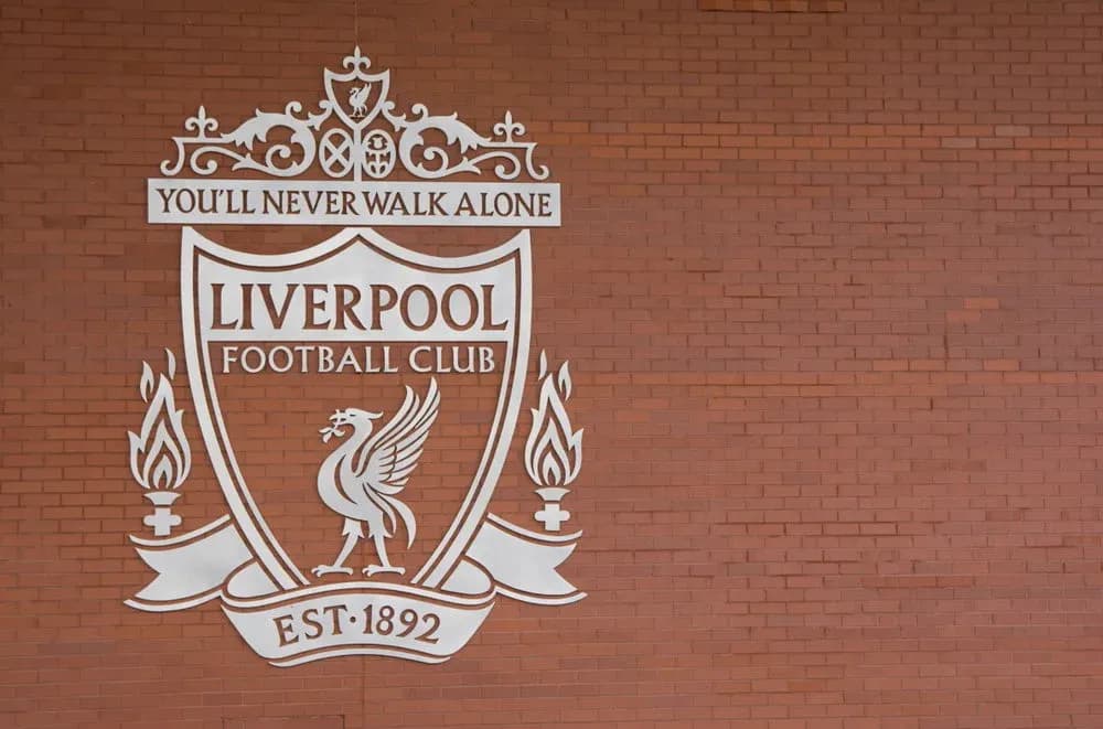 Logo de Liverpool FC sur un mur en brique
