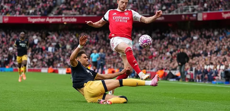 Un joueur d'Arsenal évitant un tacle