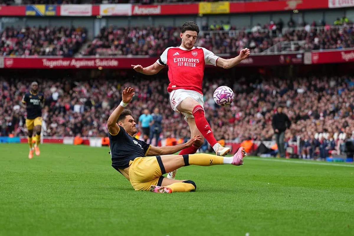 Un joueur d'Arsenal évitant un tacle