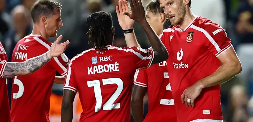 Joueurs célébrant un but sur le terrain