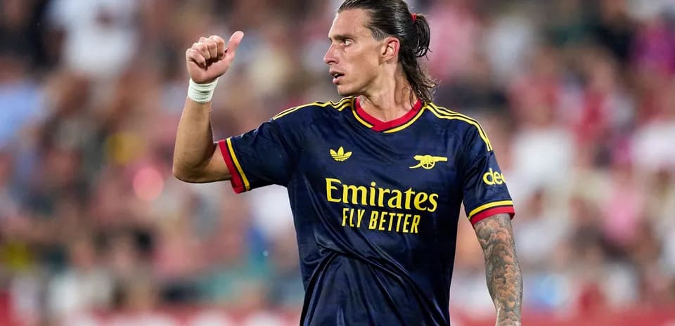 Joueur d'Arsenal faisant un geste positif sur le terrain