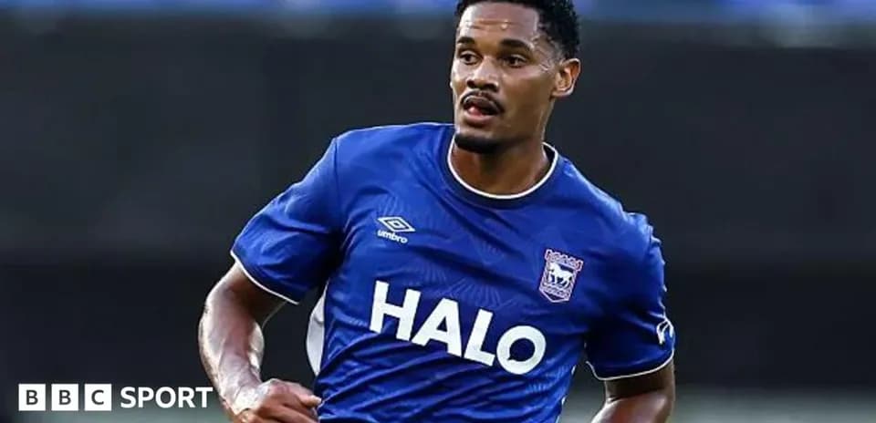 Joueur en maillot bleu d'Ipswich Town sur le terrain