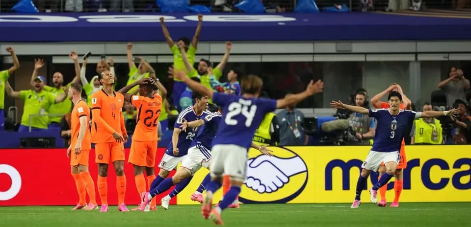 Joueurs japonais célébrant un but contre les Pays-Bas