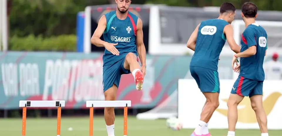 Joueur s'entraînant avec des haies lors de l'entraînement
