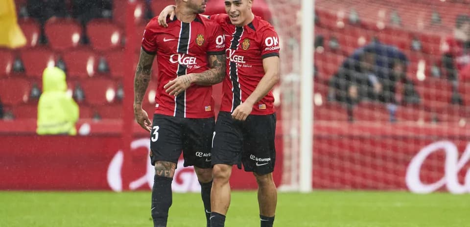 Joueurs de Majorque célébrant un but sous la pluie