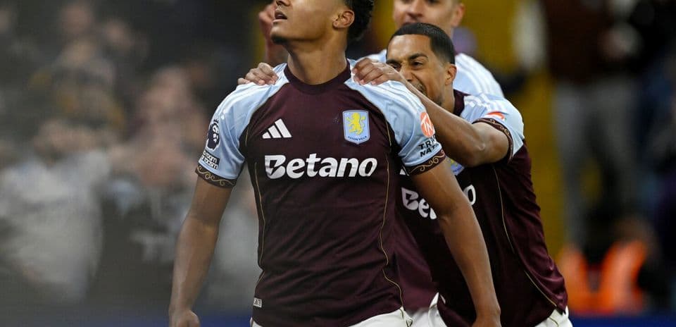 Joueur d'Aston Villa célébrant un but