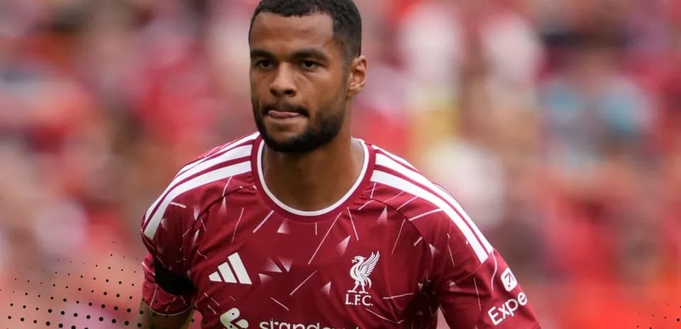 Joueur de Liverpool en maillot rouge sur le terrain