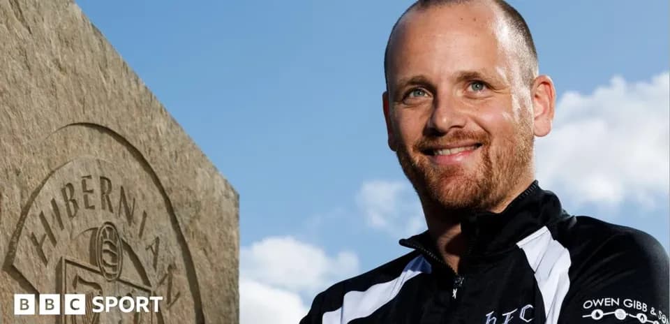 Homme souriant devant un monument Hibernian