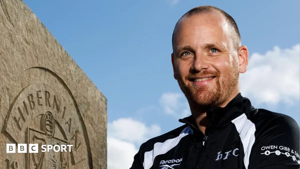 Homme souriant devant un monument Hibernian