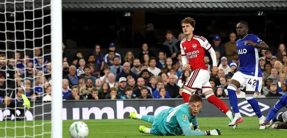 Joueur d'Arsenal marquant un but contre l'équipe adverse