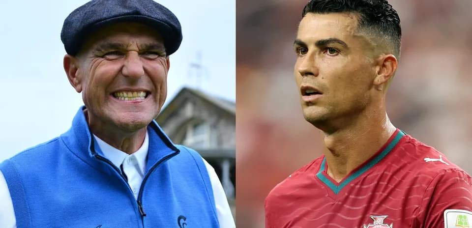 Homme souriant à gauche et joueur de football à droite