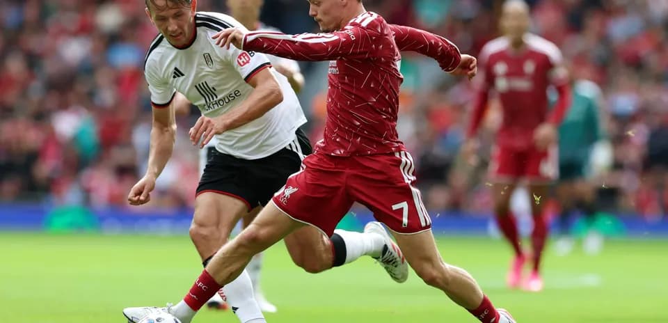 Un joueur de Liverpool dribble un adversaire de Fulham