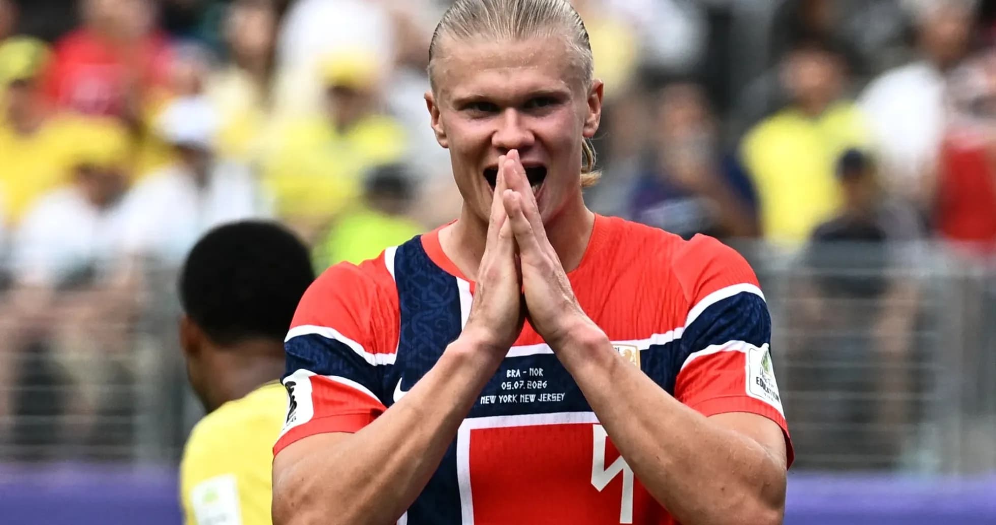 Joueur norvégien en maillot rouge lors du match