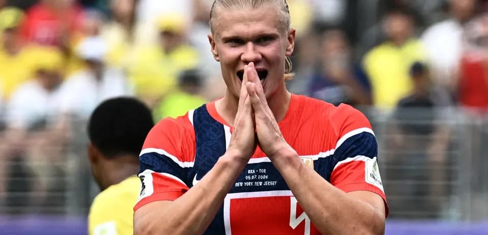 Joueur norvégien en maillot rouge lors du match