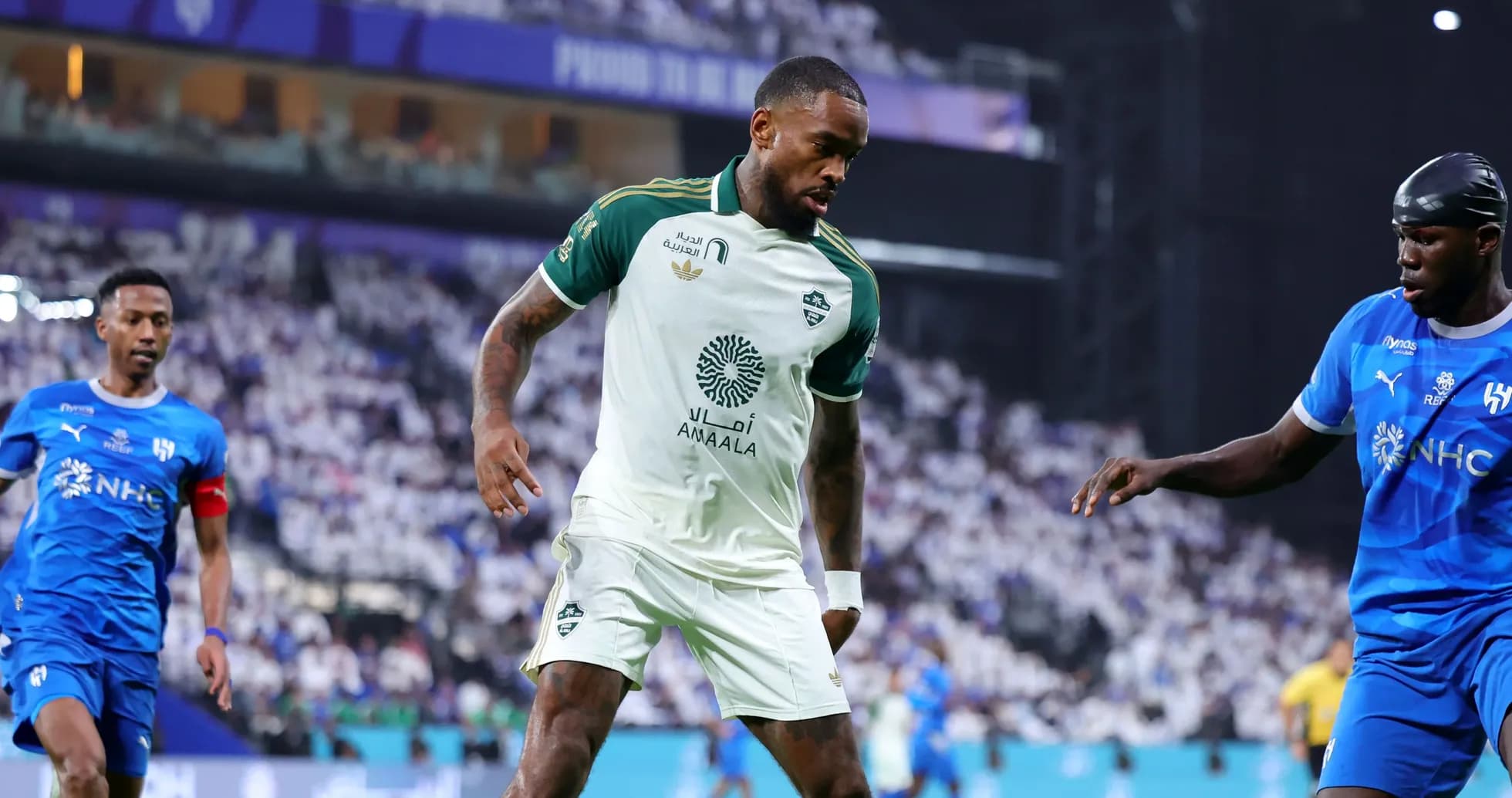 Joueurs en action lors d'un match de football