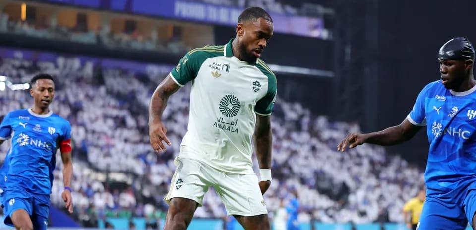 Joueurs en action lors d'un match de football