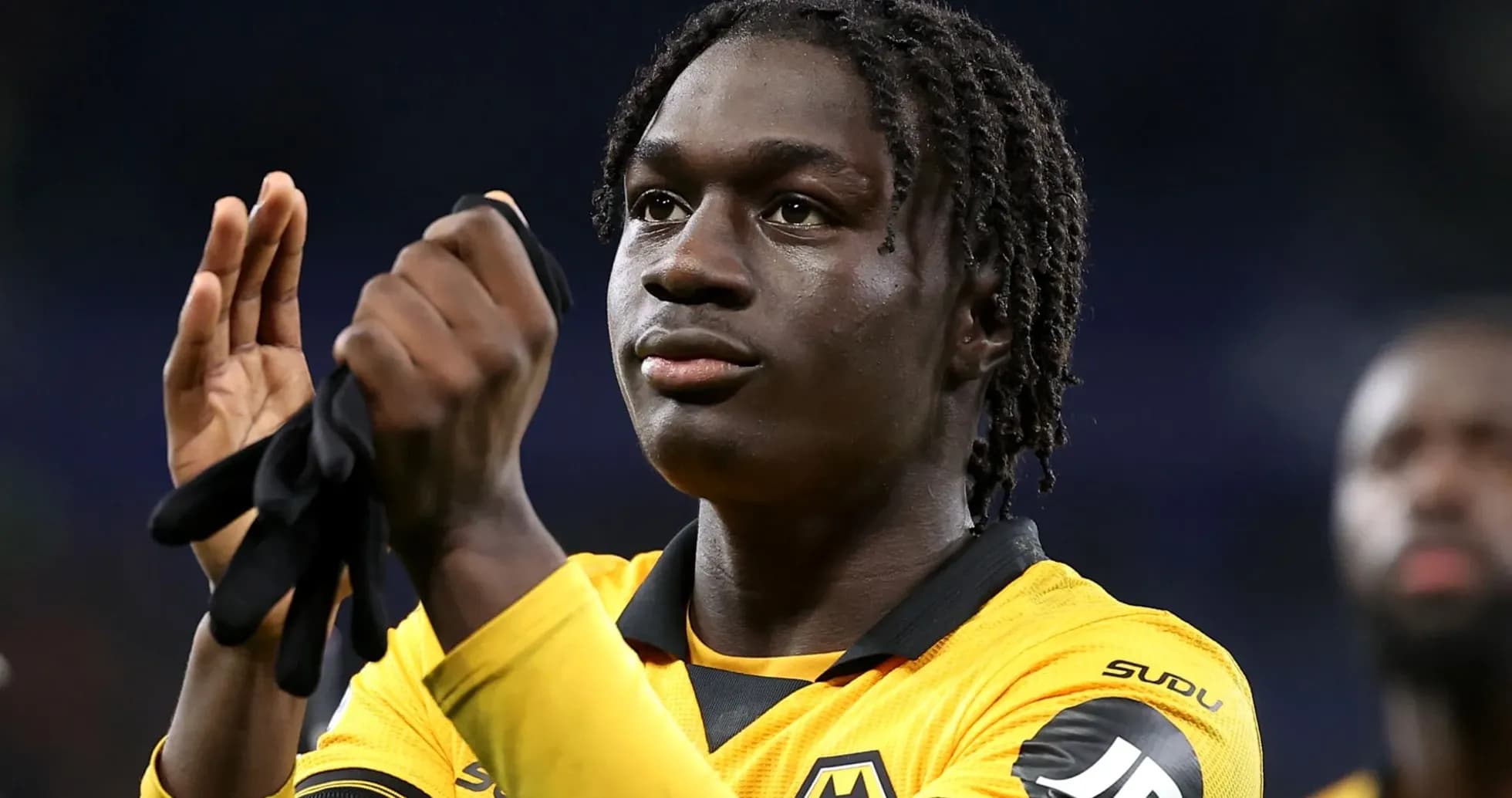 Joueur applaudissant après un match avec Wolverhampton