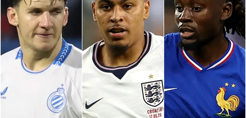Trois joueurs de football en action lors d'un match