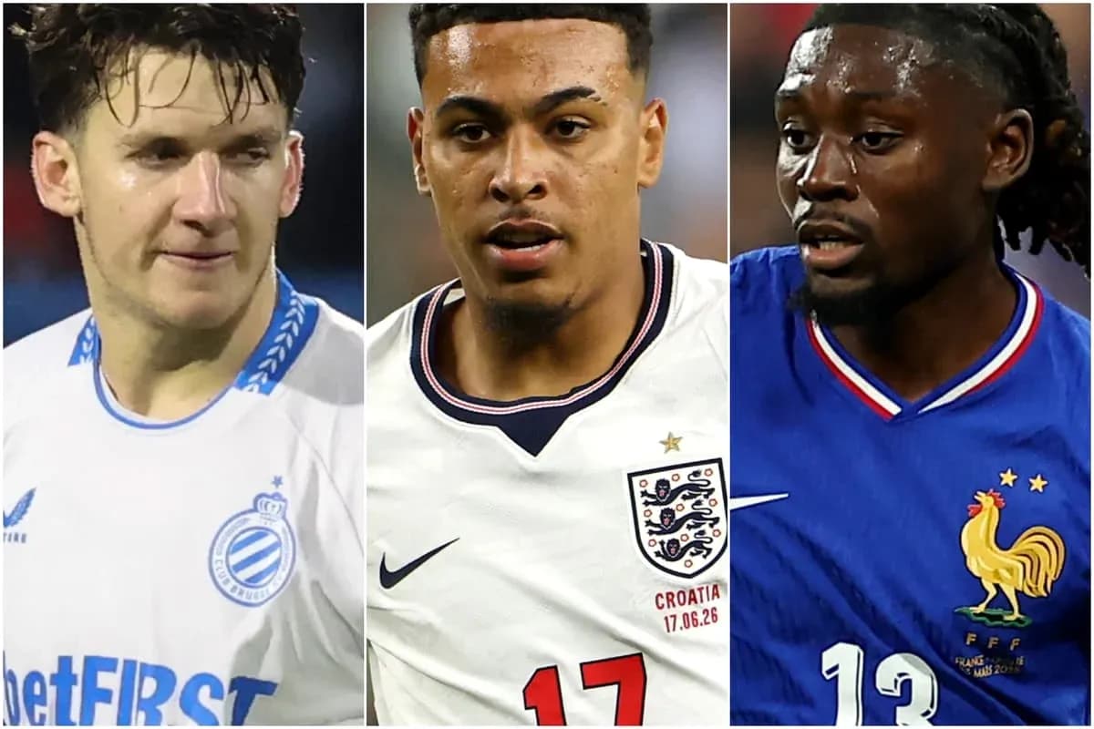 Trois joueurs de football en action lors d'un match