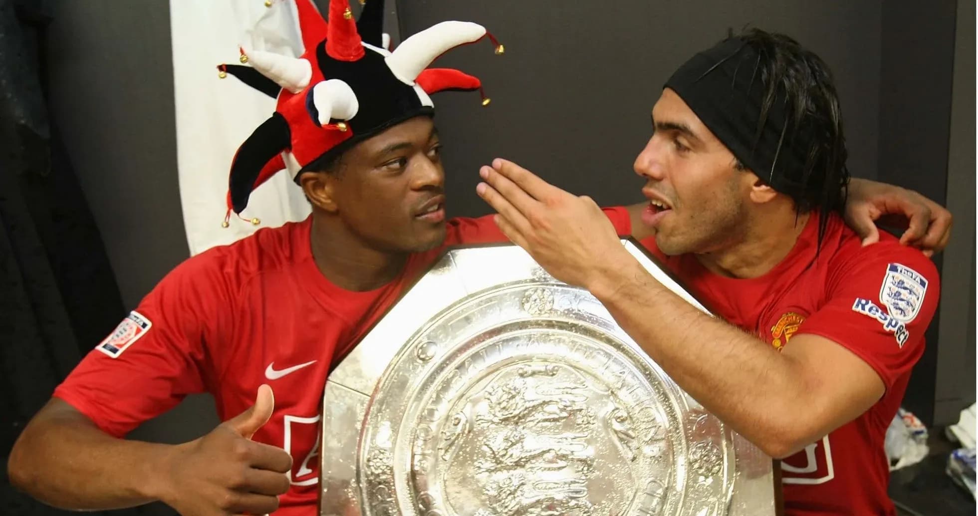 Joueurs célébrant avec le trophée dans le vestiaire