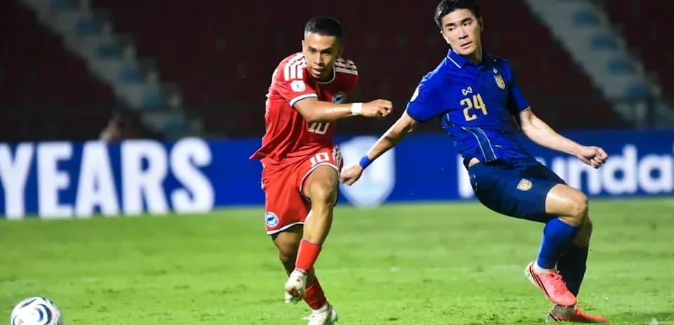 Joueur dribblant pendant un match de football