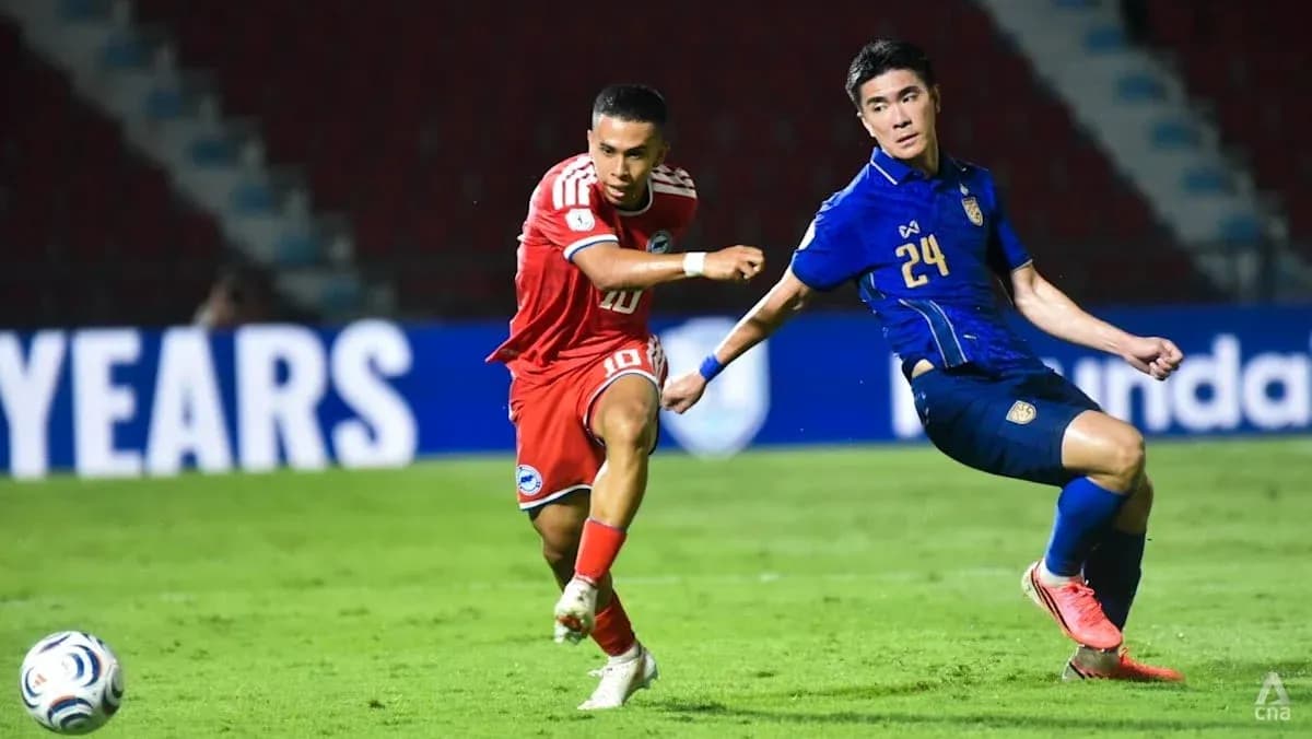 Joueur dribblant pendant un match de football