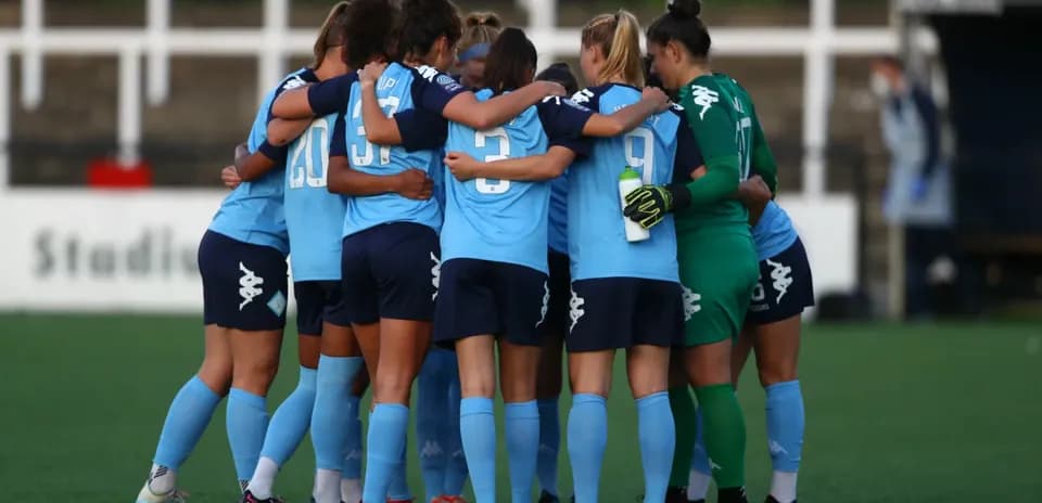 Équipe en cercle avant le match