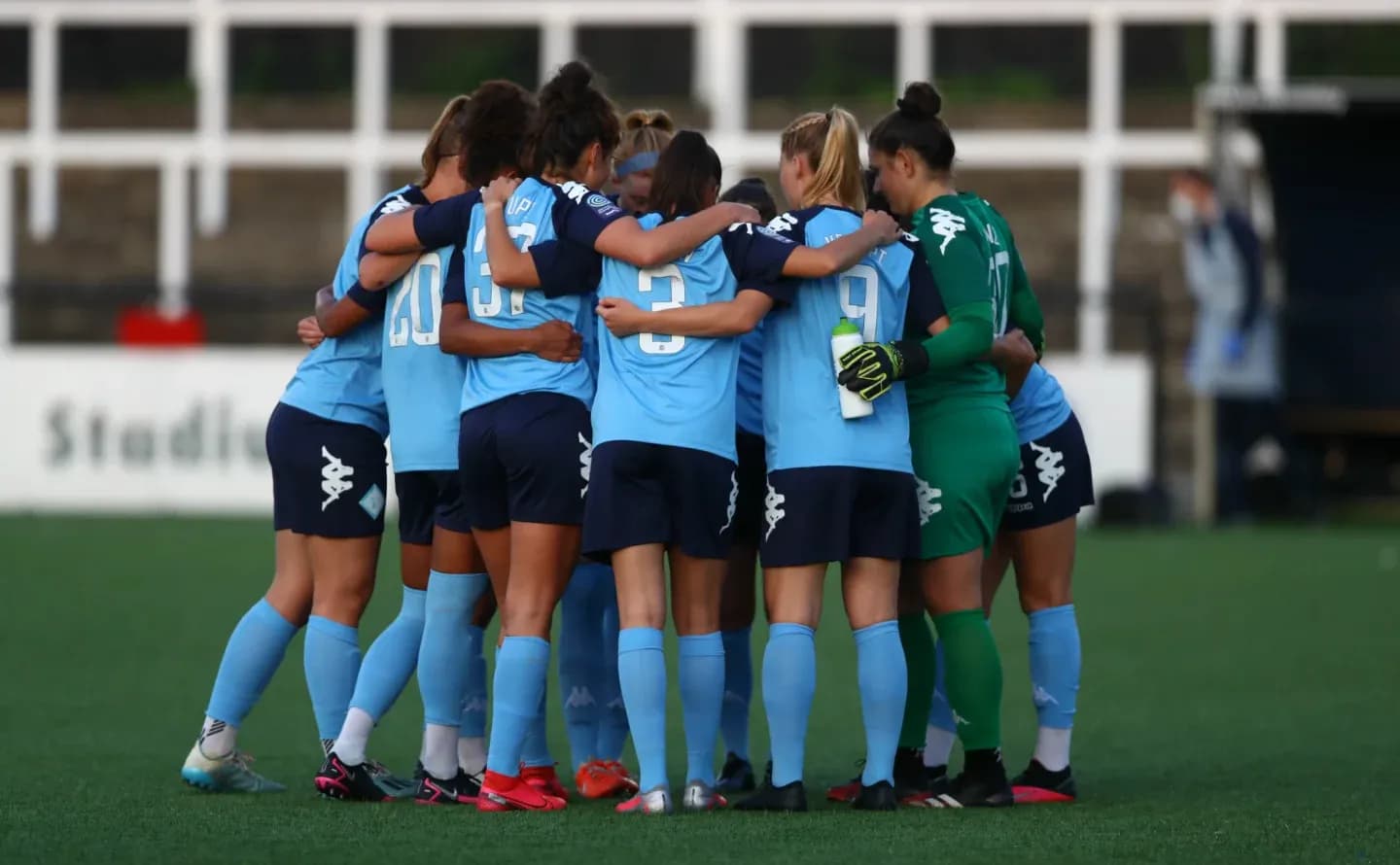 Équipe en cercle avant le match