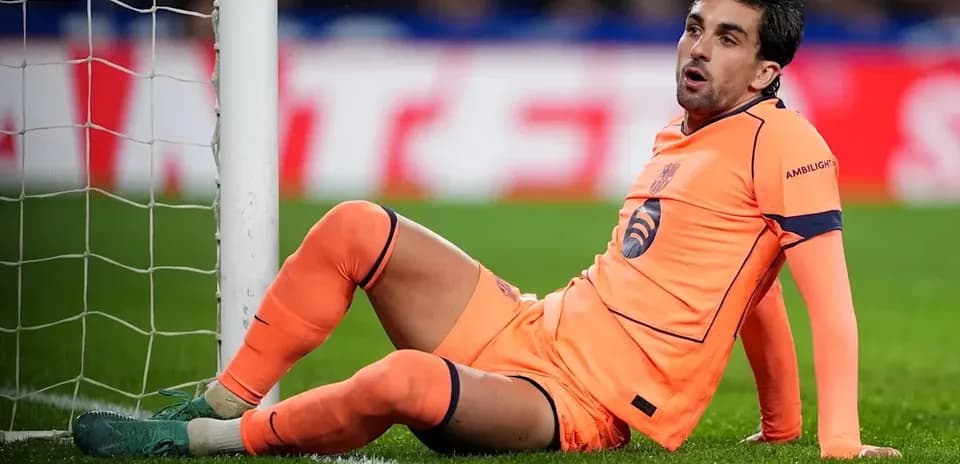 Joueur assis près du but, en tenue orange