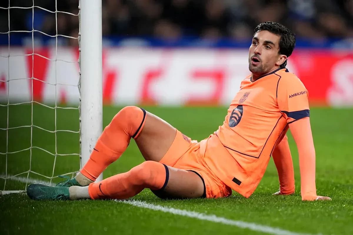 Joueur assis près du but, en tenue orange